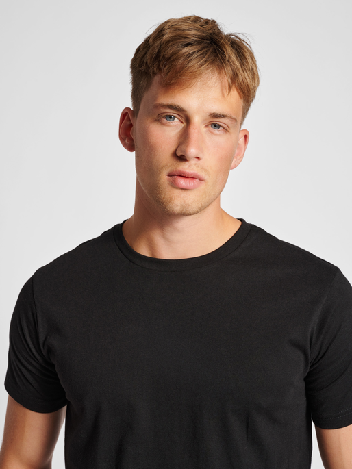 hmlRED BASIC T-SHIRT S/S, BLACK, model