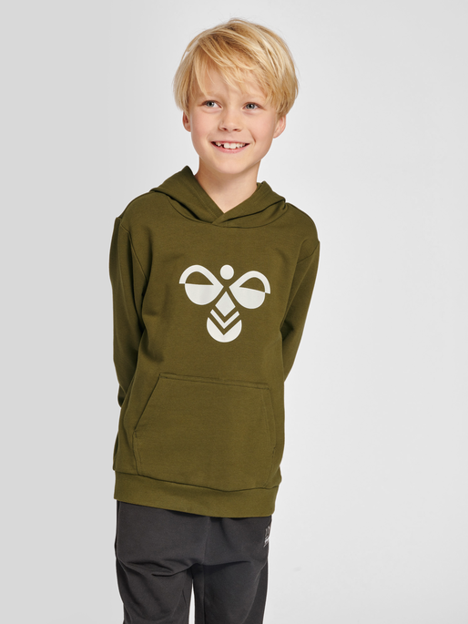 hmlCUATRO HOODIE, DARK OLIVE, model