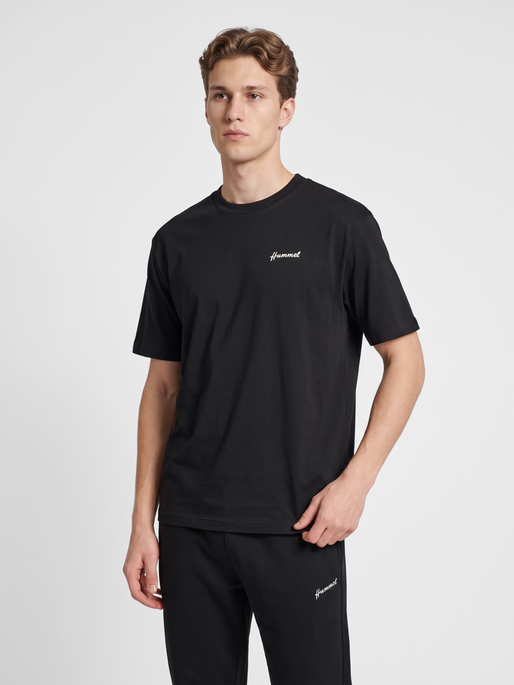 hmlCLUB T-SHIRT S/S, BLACK, model