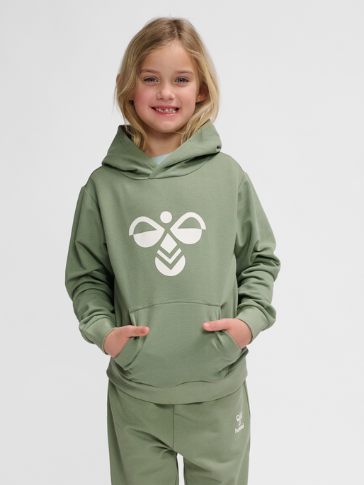 hmlCUATRO HOODIE, HEDGE GREEN, model