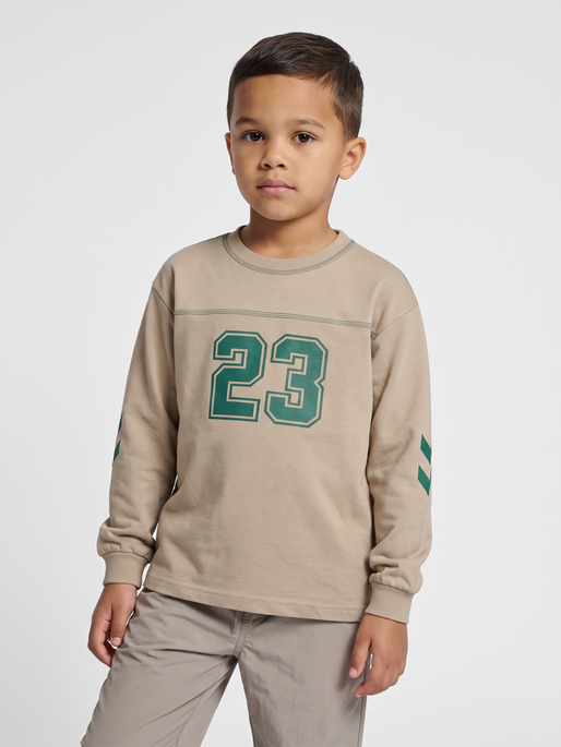 hmlTIMMI BOXY T-SHIRT L/S, COBBLESTONE, model