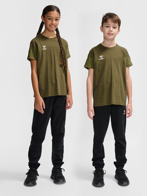 hmlTRAVEL T-SHIRT S/S KIDS, MILITARY OLIVE, model