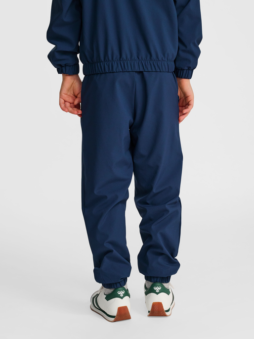 hmlJR LOOSE TRACKSUIT PANTS, DRESS BLUES, model