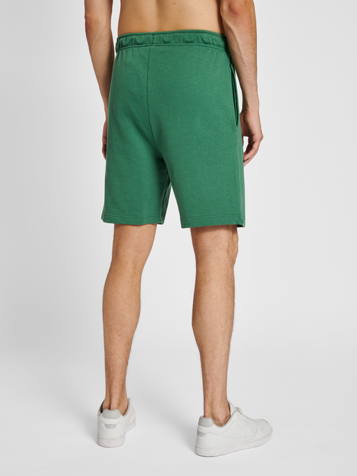hmlLGC GABE SWEATSHORTS, FOLIAGE GREEN, model