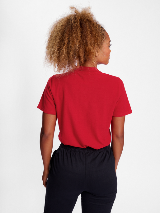 hmlGO 2.0 POLO WOMAN, TRUE RED, model