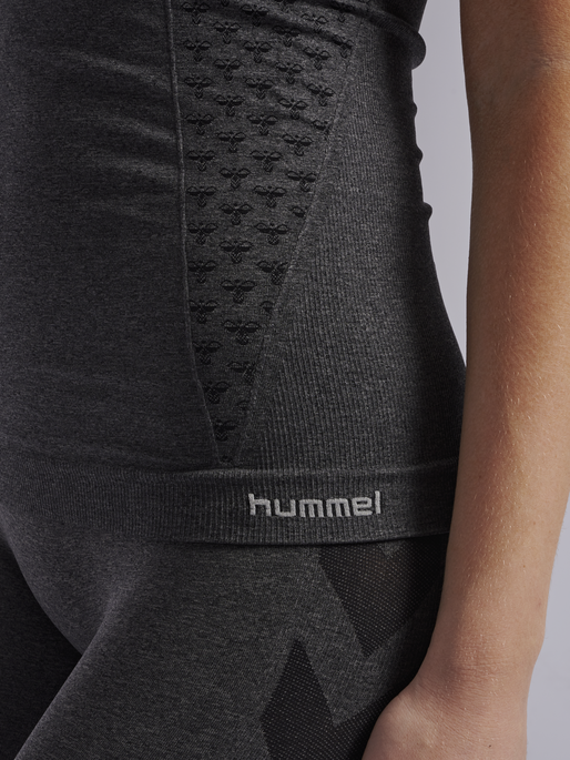 CLASSIC BEE CI SEAMLESS TOP, BLACK MELANGE, model