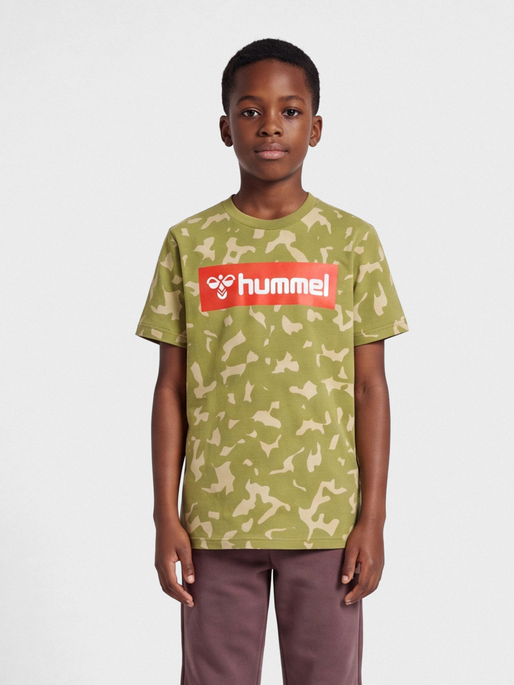 hmlRUSH AOP T-SHIRT S/S, GREEN OLIVE, model