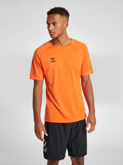 hmlLEAD S/S POLY JERSEY, ORANGE TIGER, model