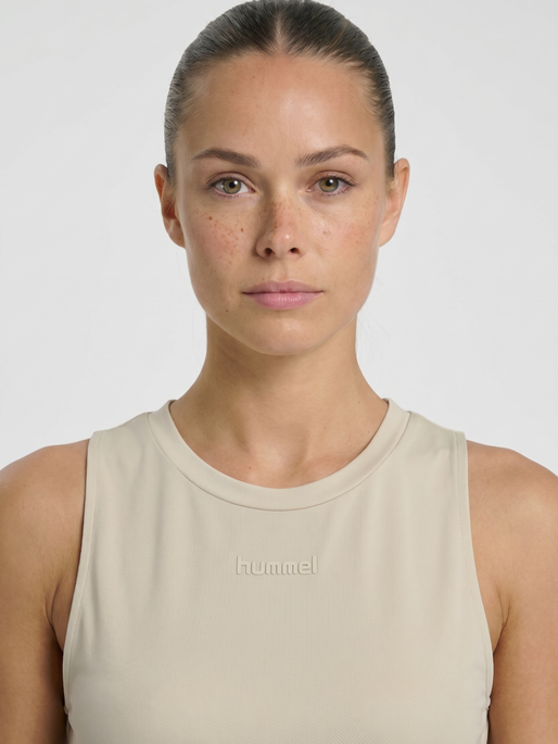 hmlVANJA TECH TOP, OVERCAST, model