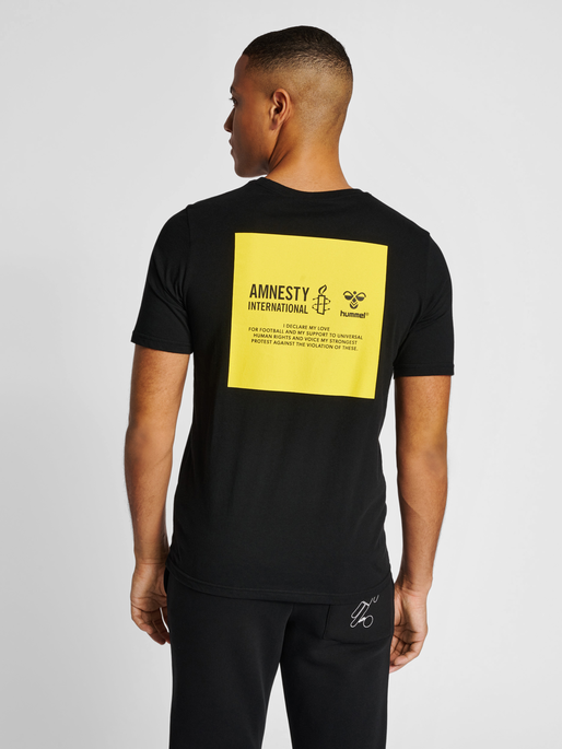 hmlAMNESTY LABEL T-SHIRT, 2001, model