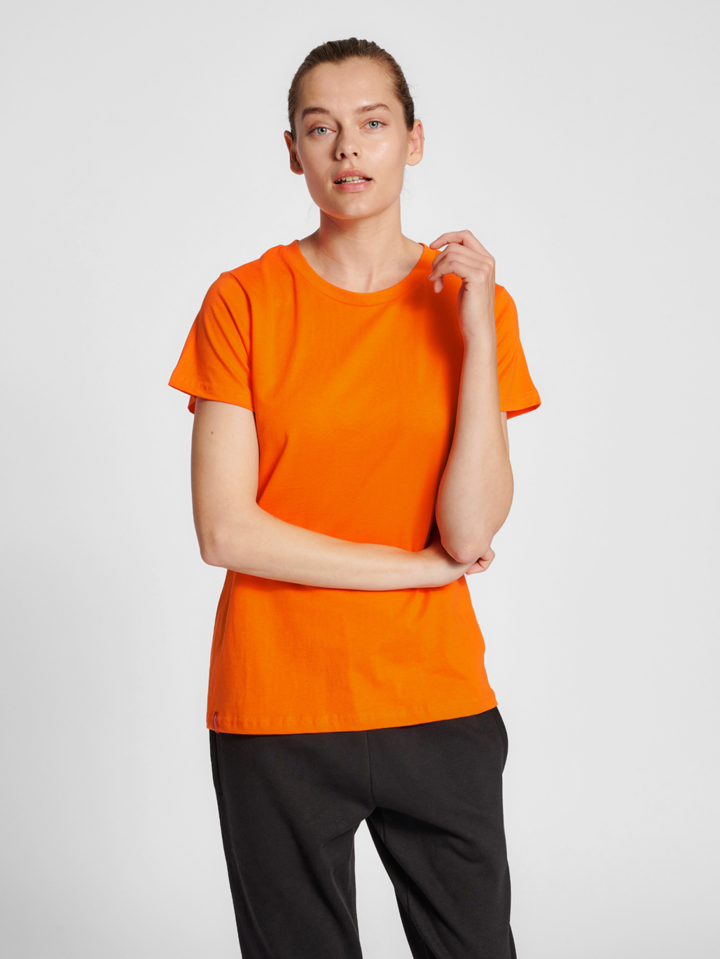 hmlRED BASIC T-SHIRT S/S WOMAN, 5190, model