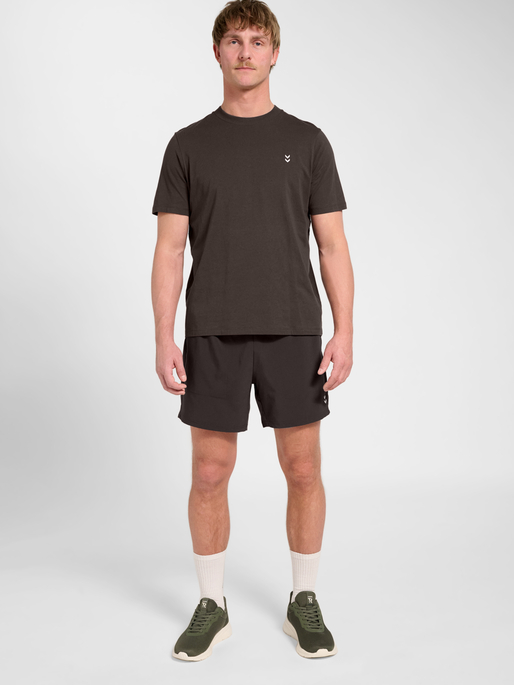 hmlPULSE WORKOUT SHORTS, AFTER DARK, model