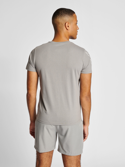 hmlTE JEFF COTTON T-SHIRT, SHARKSKIN, model