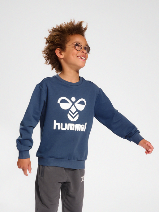 hmlDOS SWEATSHIRT, BERING SEA, model
