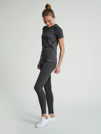 hmlCI SEAMLESS T-SHIRT, BLACK MELANGE, model