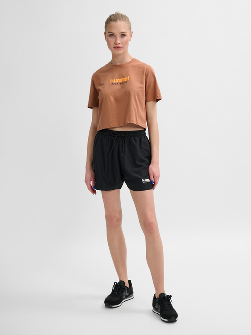 hmlLGC MALU CROPPED T-SHIRT, MOCHA MOUSSE, model