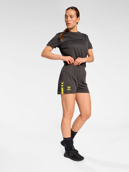 hmlACTIVE PL SHORTS WOMAN, OBSIDIAN, model