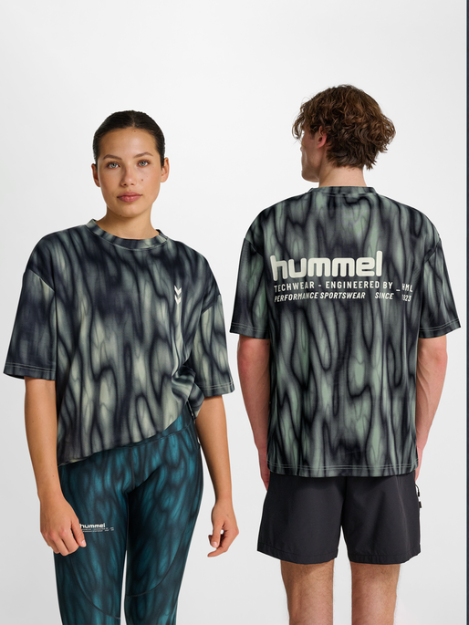 hmlHIIT AOP LOOSE T-SHIRT S/S, SEAGRASS, model