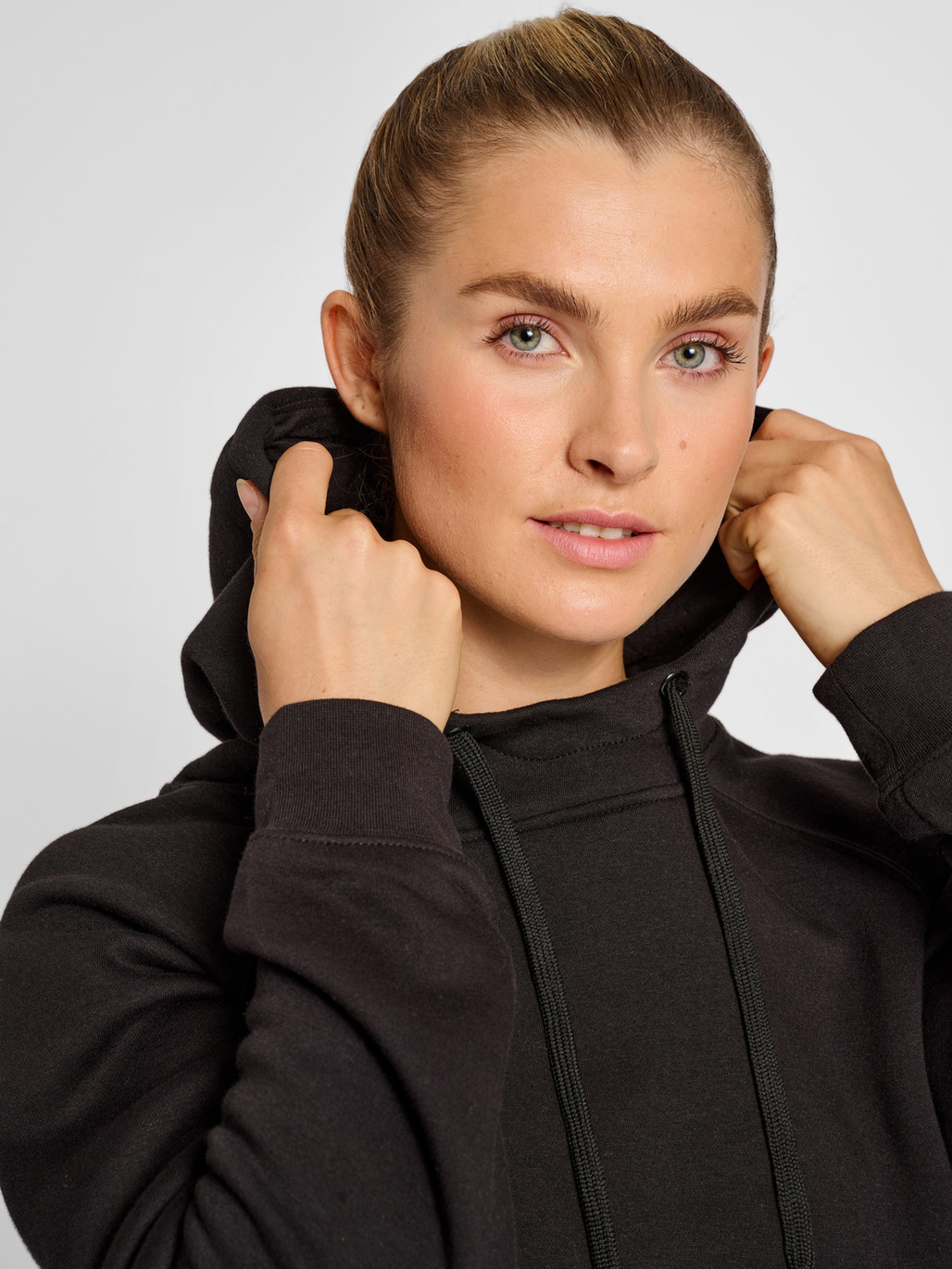 hmlRED HEAVY HOODIE WOMAN, BLACK, model