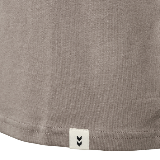 hmlLEGACY CHEVRON T-SHIRT, MOON ROCK hmlLEGACY CHEVRON T-SHIRT, MOON ROCK, packshot