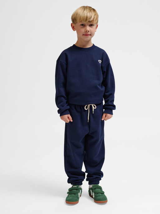 hmlJR LOOSE SWEATPANTS BEE, DRESS BLUES, model