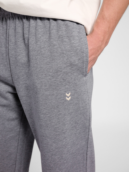 hmlPULSE WIDE SWEAT PANTS, GREY MELANGE, model