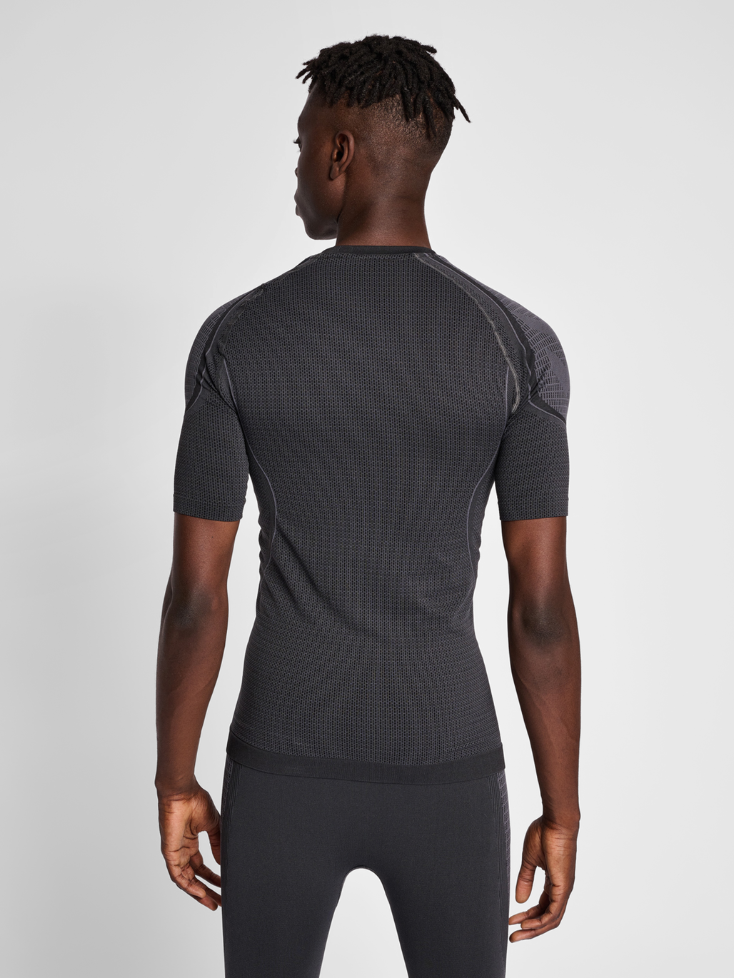 hmlMT OLLI SEAMLESS TIGHT T-SHIRT, BLACK/ASPHALT MELANGE, model