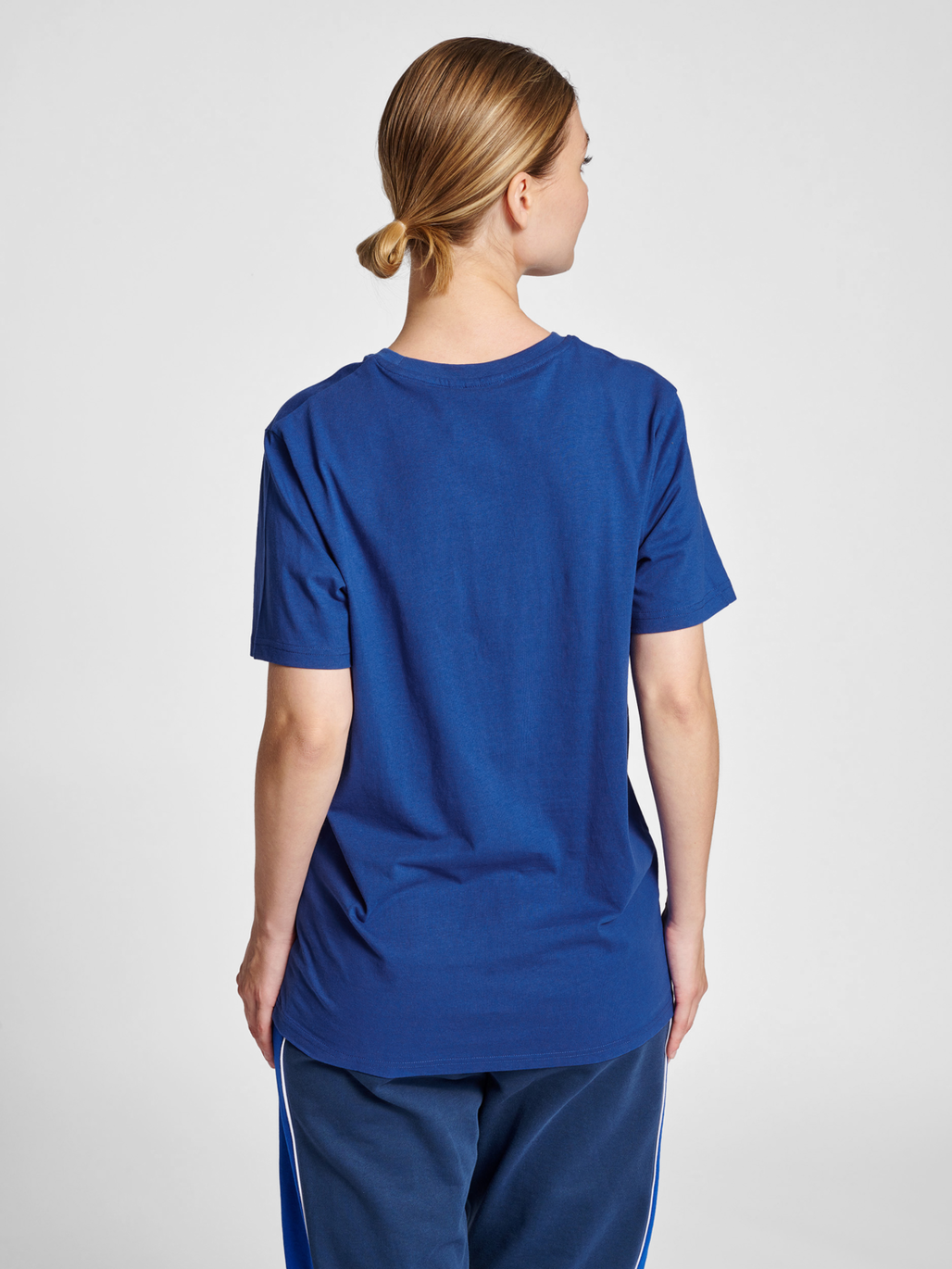 hmlLEGACY T-SHIRT, MAZARINE BLUE, model