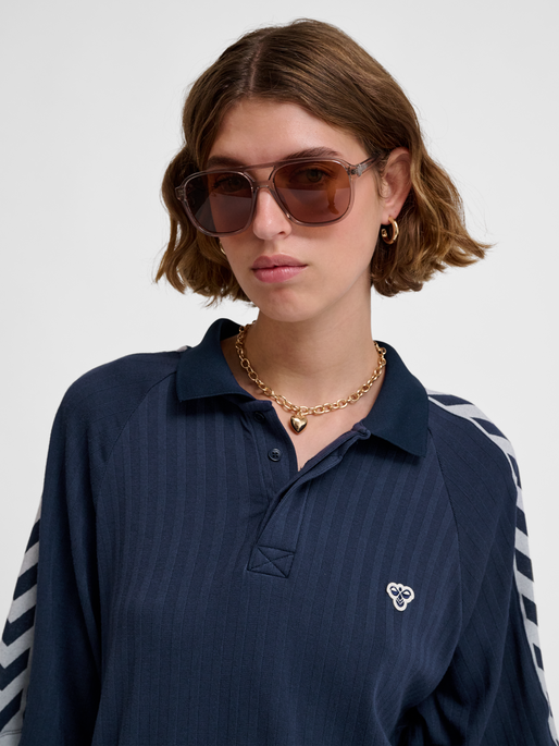 hmlARCHIVE LOOSE POLO SHIRT S/S, BLACK IRIS, model