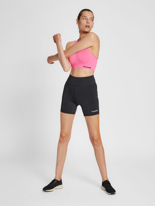hmlTIF SEAMLESS SPORTS TOP, AZALEA PINK, model