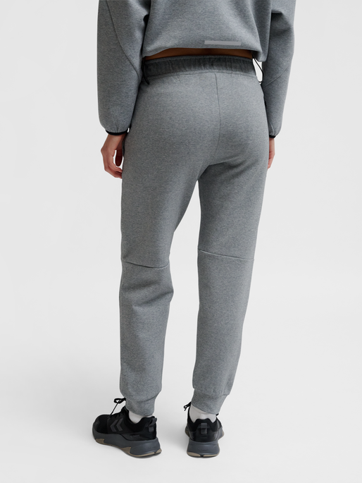 hmlTECH FLEECE REGULAR PANTS, GREY MELANGE, model