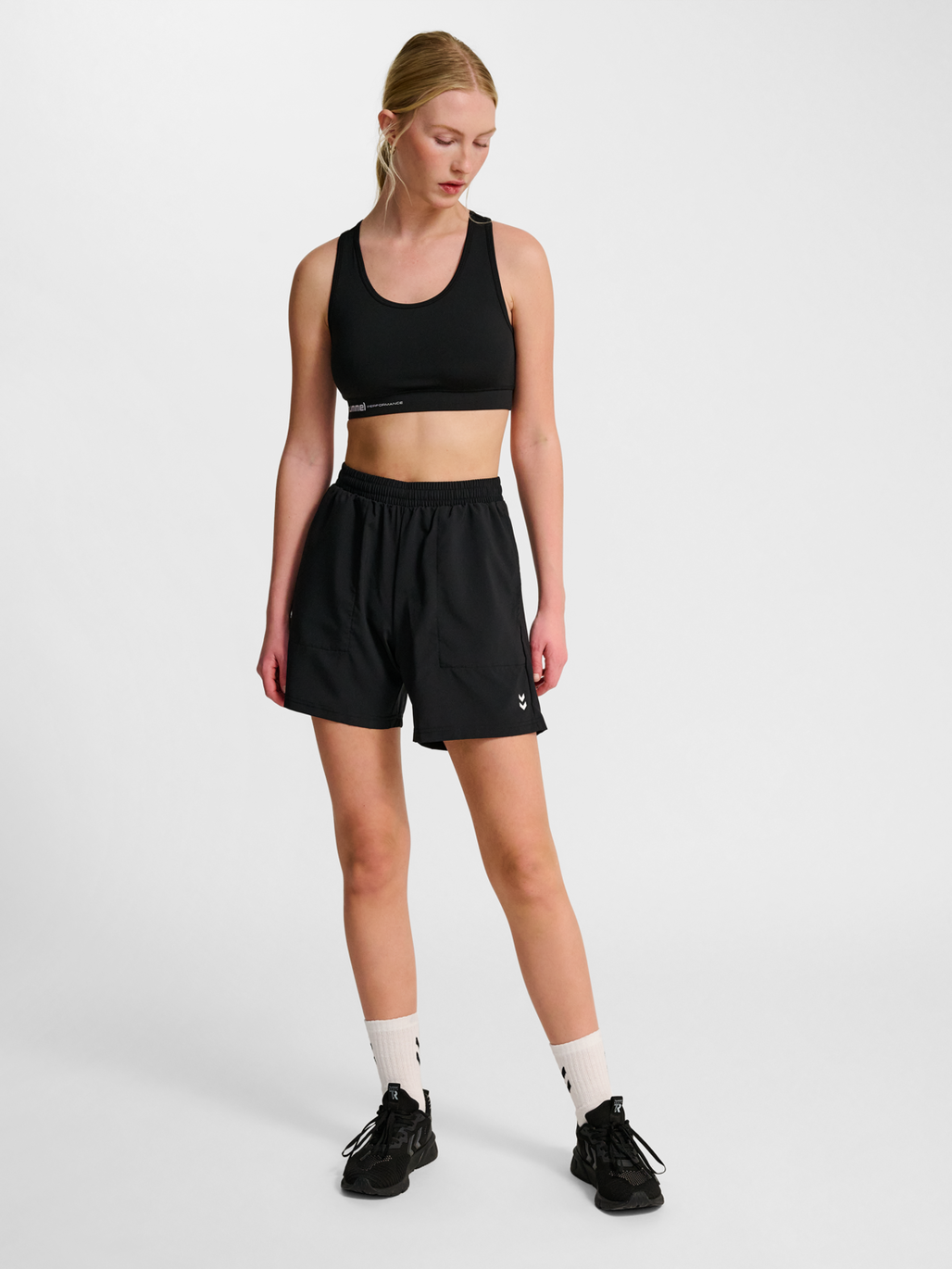 hmlPULSE WORKOUT SHORTS, BLACK, model