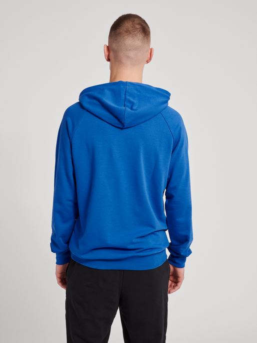 hmlISAM 2.0 HOODIE, TRUE BLUE, model