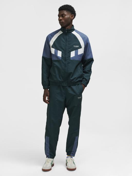 hmlTRACKSUIT JACKET SPORTSWEAR, PONDEROSA PINE, model