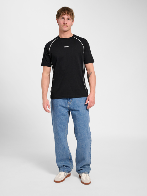 hmlPITCH REST DAY T-SHIRT S/S, BLACK, model