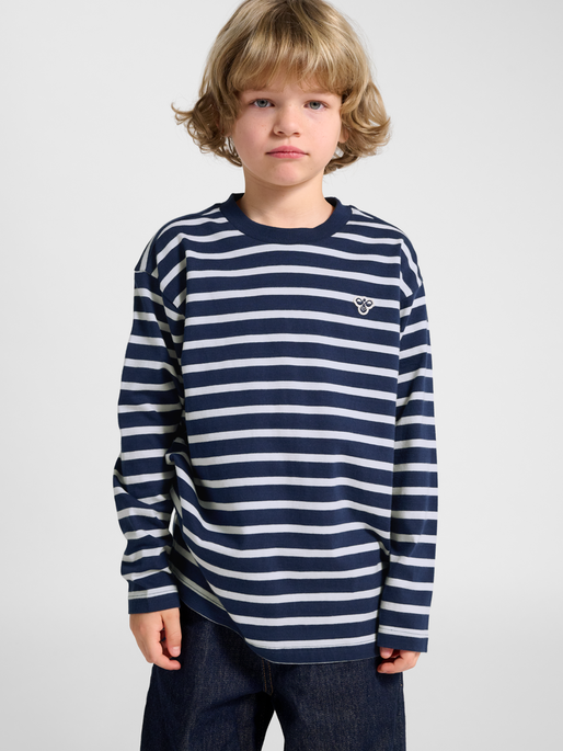 hmlJR LOOSE STRIPE T-SHIRT L/S BEE, DRESS BLUES/WHITE, model