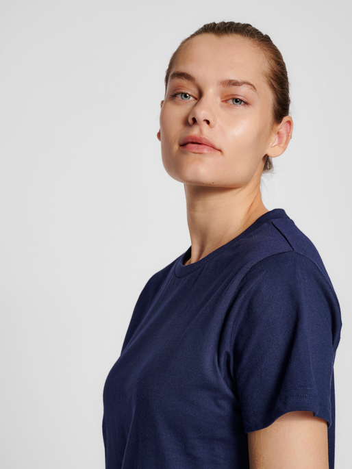 hmlRED HEAVY T-SHIRT S/S WOMAN, MARINE, model