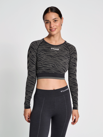 hmlMT SAGA SEAMLESS CROP T-SHIRT LS, BLACK, model