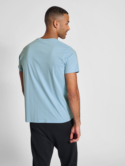 hmlLEGACY T-SHIRT, PLACID BLUE, model