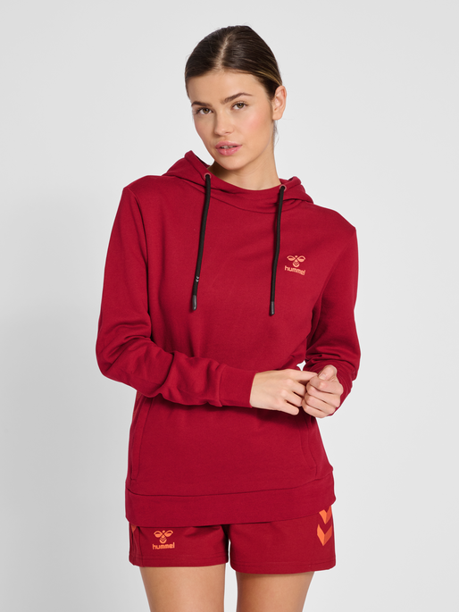hmlOFFGRID HOODIE WO, RHUBARB, model