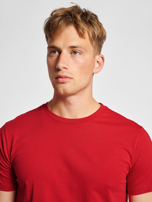 hmlRED BASIC T-SHIRT S/S, TANGO RED, model