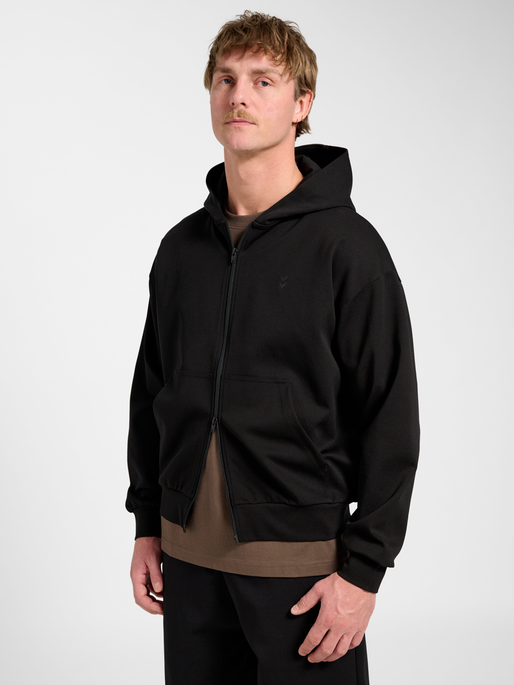 hmlDEFENDER ZIP HOODIE, BLACK, model