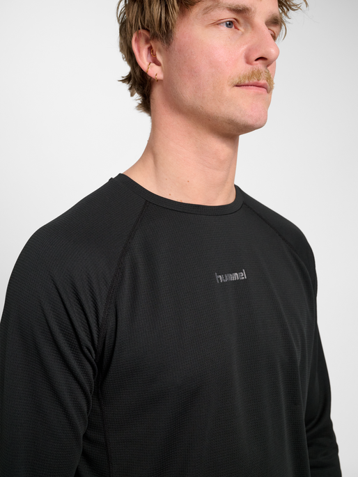 hmlMOMENTUM T-SHIRT L/S, BLACK, model