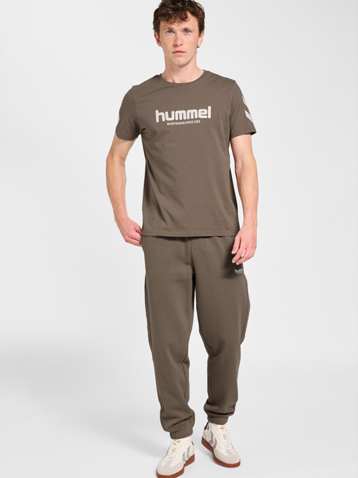 hmlLEGACY 2.0 T-SHIRT S/S, DARK NIGHT, model