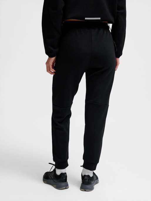 hmlTECH FLEECE REGULAR PANTS, 2001, model