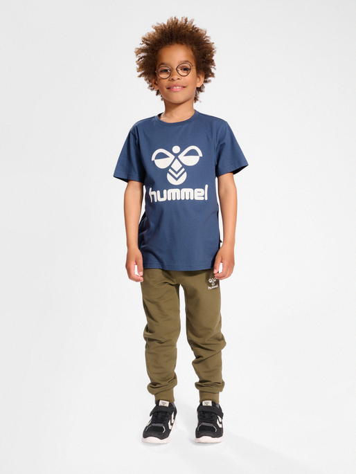 hmlTRES T-SHIRT S/S, BERING SEA, model