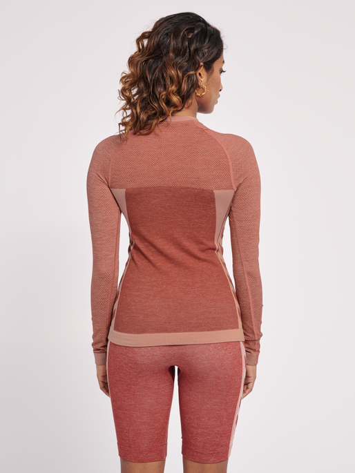 hmlCLEA SEAMLESS TIGHT T-SHIRT L/S, WITHERED ROSE, model