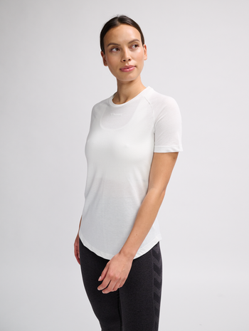 hmlMT VANJA T-SHIRT, WHITE, model