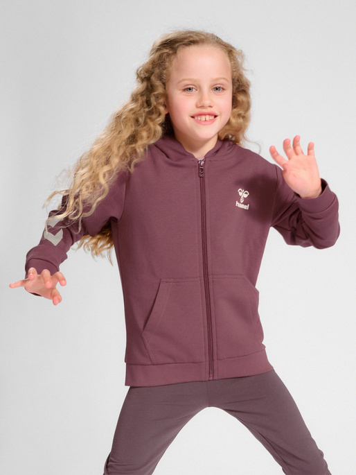 hmlTRECE ZIP HOODIE, ROSE BROWN, model