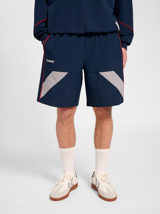 hmlWORLD 26 SHORTS TECH, DARK SAPPHIRE, model